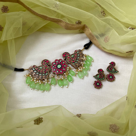 Contemporary swan choker