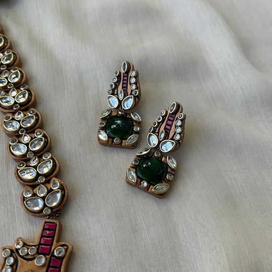 White kundan stones with emerald green stone pendant necklace set
