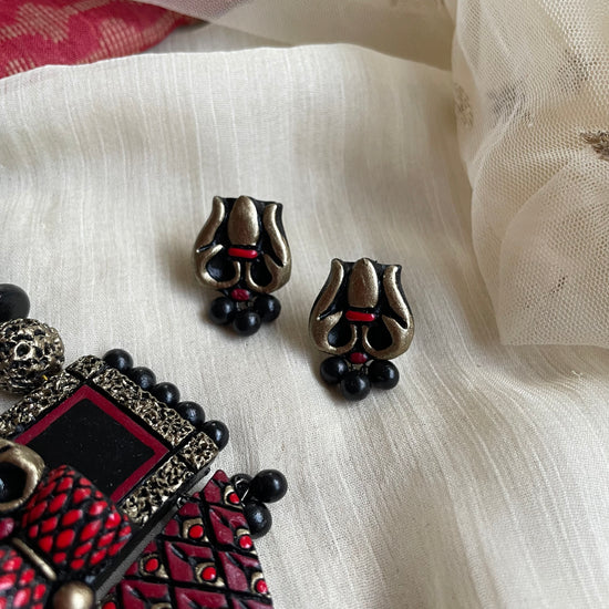Scarlet Shiva trishul terracotta pendant set