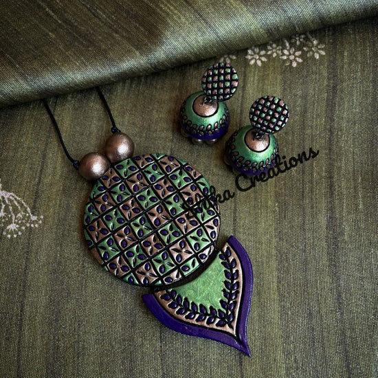 Round grid terracotta pendant