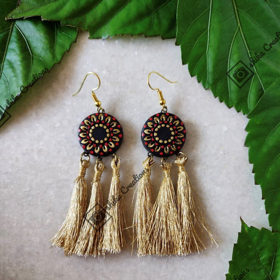 Dangling Disc With Tassels